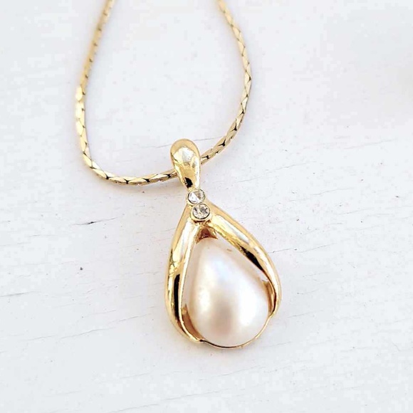 AVON Vintage Marked Gold Teardrop Faux Pearl & Rhinestone Necklace & Earrings - Picture 3 of 10